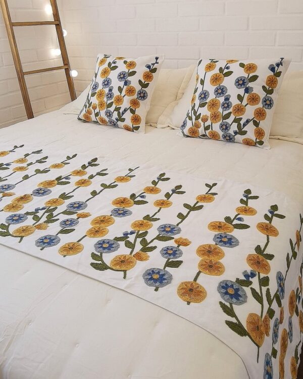 Piecera Bordada Flores Amarillas y Azules con 2 fundas de Cojines