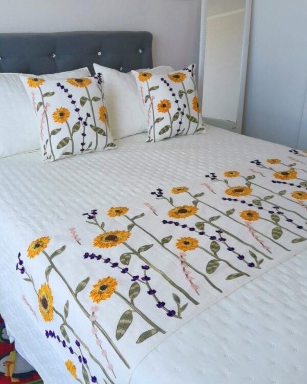 Piecera Bordada Girasol con 2 fundas de Cojines