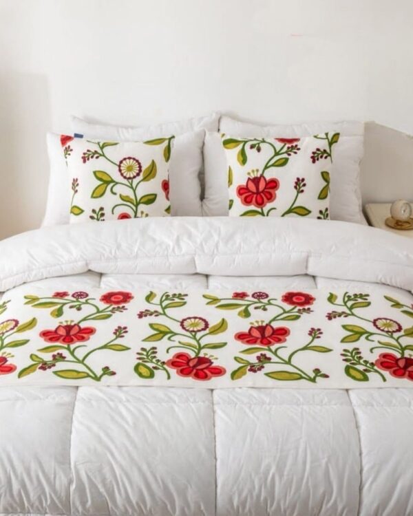 Piecera Bordada Flor Mariquit con 2 fundas de Cojines