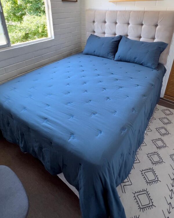 Cubrecama con  Flamenco Azul  Bordado Reversible