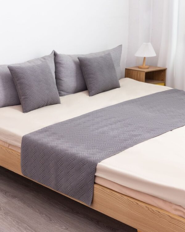 Piecera Plush Trenzada Gris+ 2 fundas de Cojines