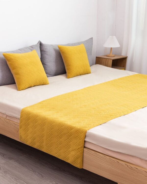 Piecera Plush Trenzada Amarillo + 2 fundas de Cojines