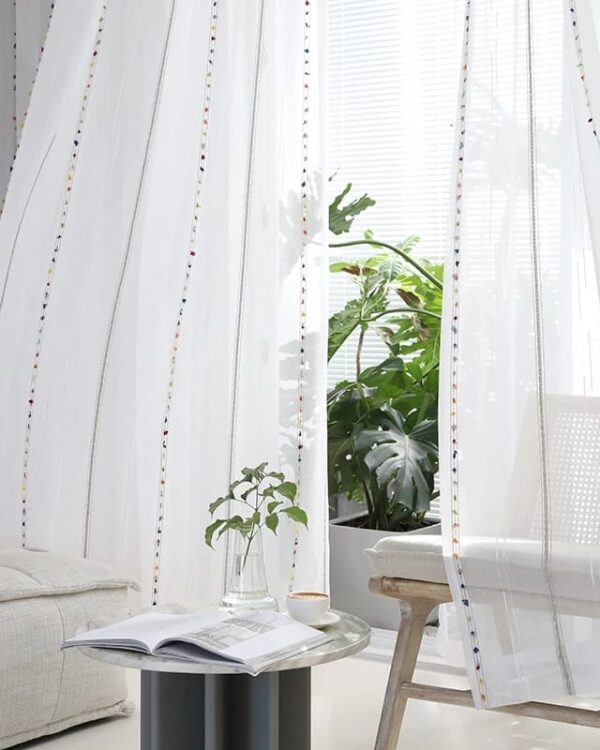 Visillos con Detalles Bordados Blancos