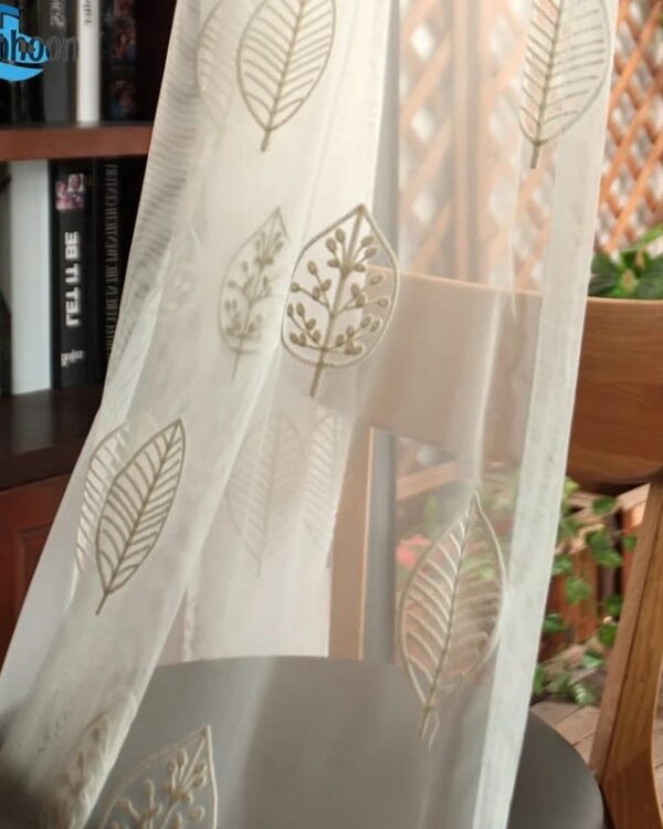 Visillos con Detalles Bordados Blancos