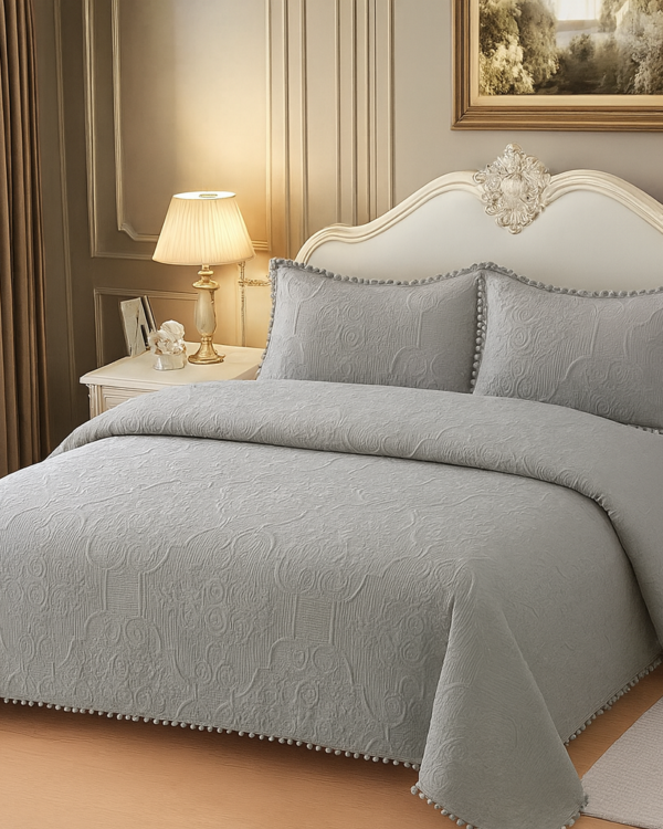 Cubrecama Quilt Gris con Ponpones